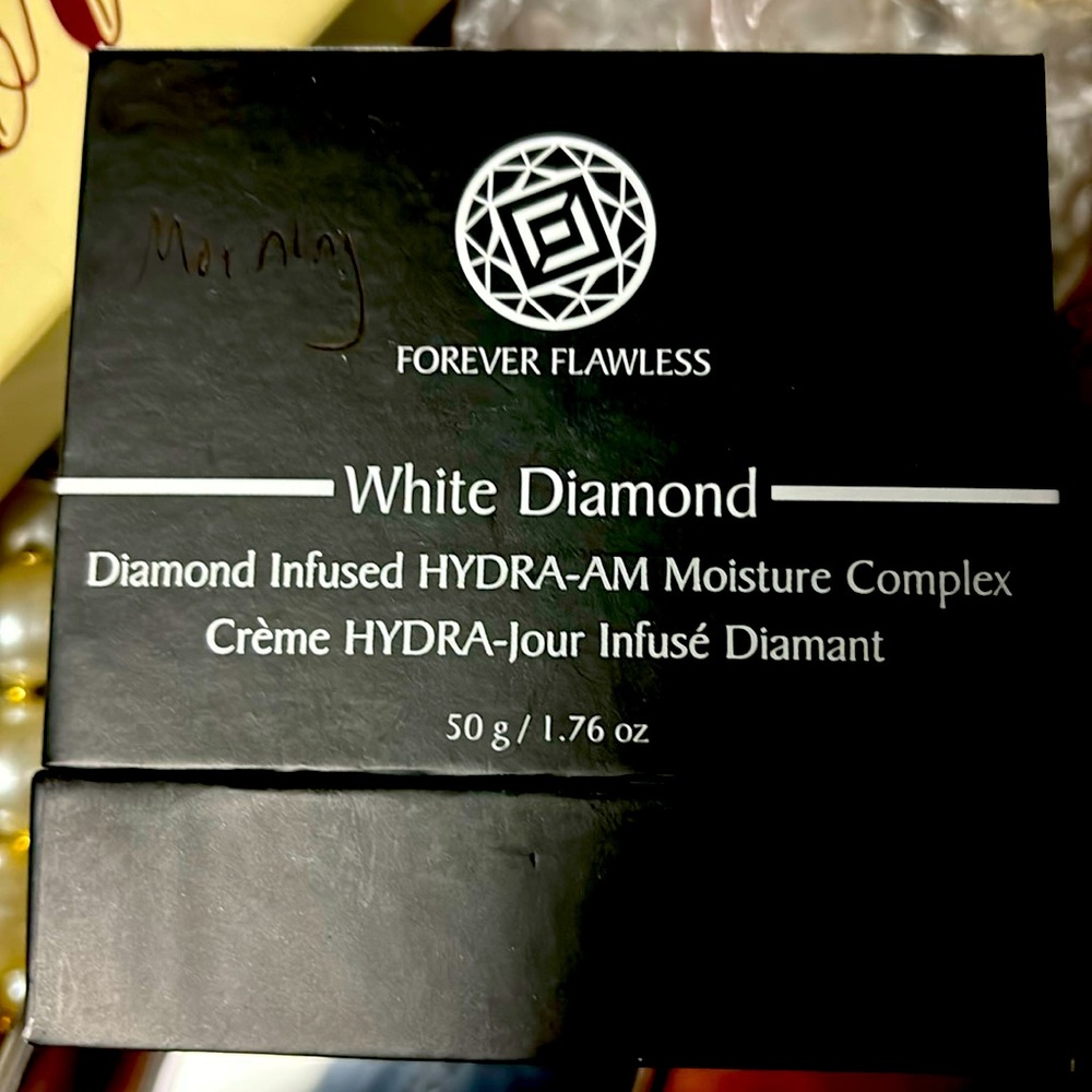 Forever Flawless White Diamond Diamond Infused HYDRA Am Mositure Complex